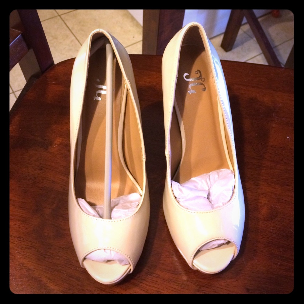 NWOT beige heels